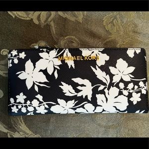 Michael Kors jet set travel wallet